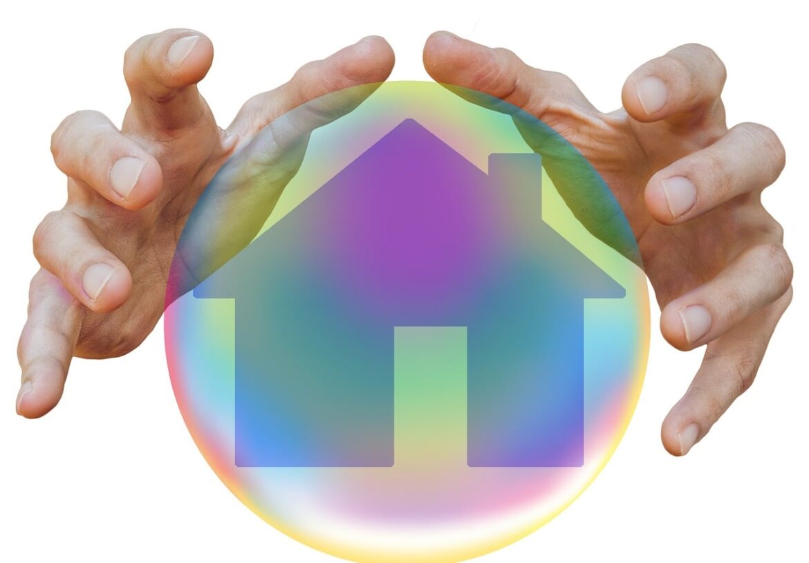 Illustration mains protégeant une maison dans une bulle pour symboliser une assurance habitation moins chère.